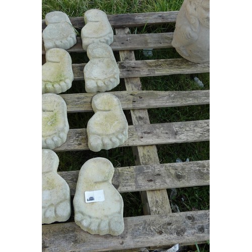 2624 - 4 x concrete foot shaped stepping stones