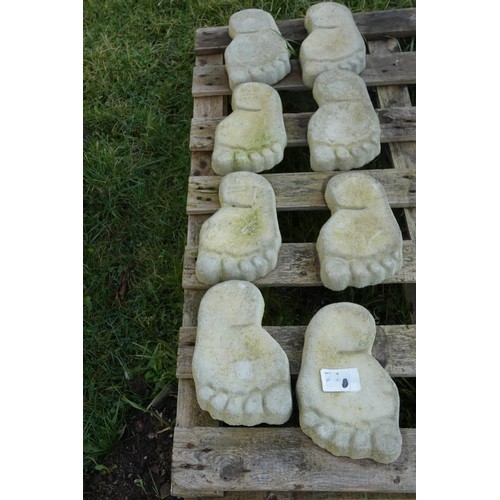 2625 - 4 x concrete foot shaped stepping stones