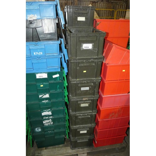 5064 - 15 x green plastic stacking boxes each approx 30 x 40 x 20cm high