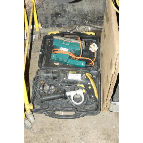 5010 - A quantity of various items including work lights, a McKeller drill 240v, a Hitachi angle grinder 11... 