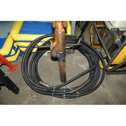 5138 - 1 x JCB Beaver III petrol engine hydraulic power pack with hoses and a Stanley hydraulic breaker con... 