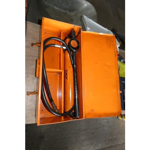 5113 - 1 x SKF 728619 manual hydraulic pump with supplied with an orange metal carry case