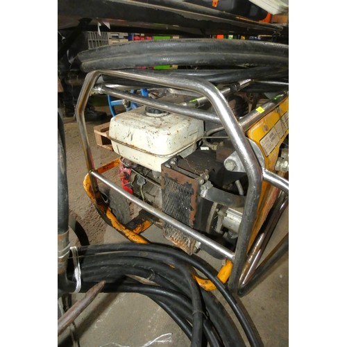 5138 - 1 x JCB Beaver III petrol engine hydraulic power pack with hoses and a Stanley hydraulic breaker con... 