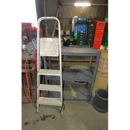 5142 - 1 x aluminium step ladder and 1 x grey plastic garage shelf unit