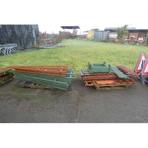 7004 - 2 x pallets containing a quantity of various trellis and picket fencing panels