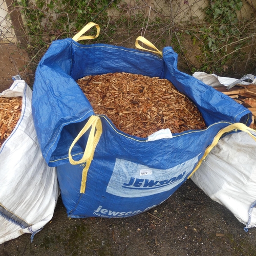 7022 - 1 x dumpy bag containing a quantity of wood mulch