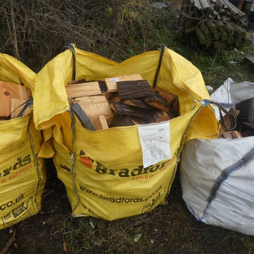 7025 - 1 x dumpy bag containing a quantity of various wood offcuts