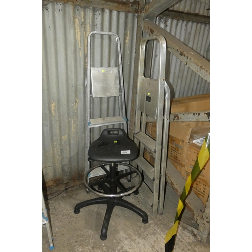 6008 - 2 x small aluminium step ladders and 1 x operators stool