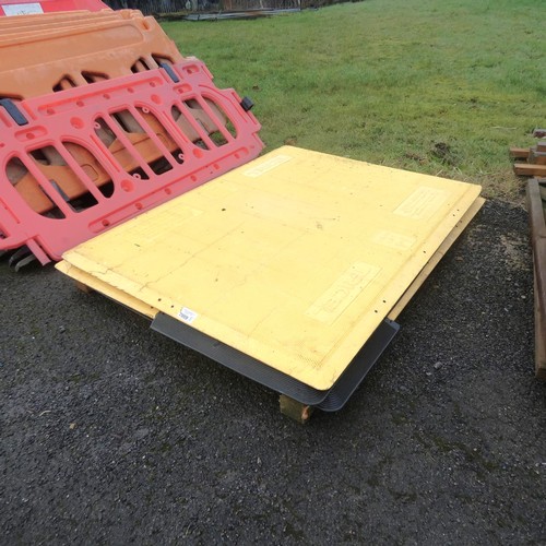 7009 - 3 x Plastic driveway boards by Tricel, max load: 3.5T - 0.9m Trench