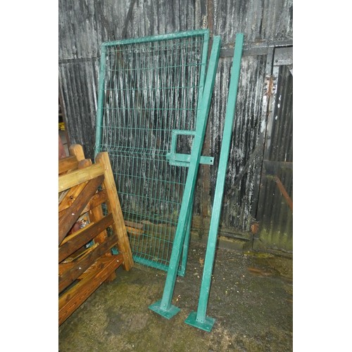 7070 - 1 x security gate measuring approx 120cm wide x 320cm high, comes with 2 posts