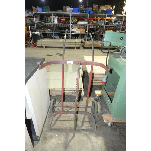 6450 - A twin gas bottle trolley