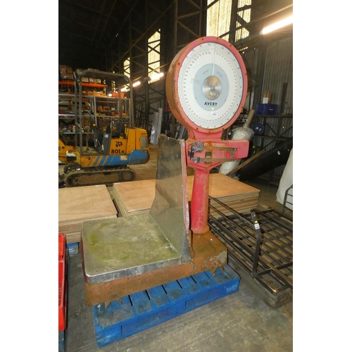 6454 - A set of Avery platform scales capacity 550lb / 250kg