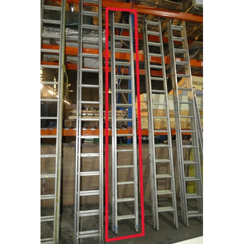 6471 - A double extending aluminium ladder (2 x 14 rung)