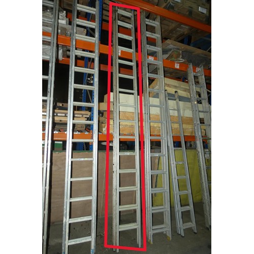 6472 - A double extending aluminium ladder (2 x 15 rung)