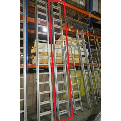 6473 - A double extending aluminium ladder (2 x 14 rung)