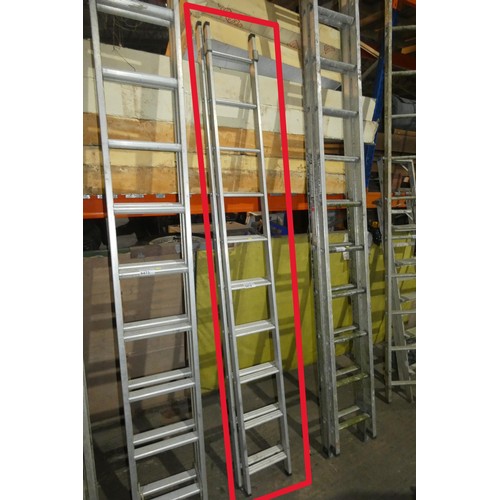 6474 - A double extending aluminium ladder (2 x 10 rung)