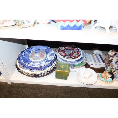 3038 - A quantity of miscellaneous decorative chinaware and ornaments etc (three shelves)