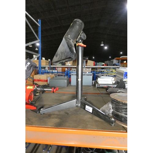 1 x dust extractor nozzle mounted on a stand