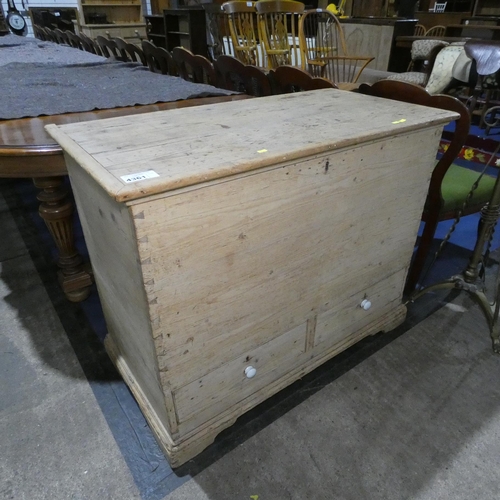 4361 - A vintage polished pine mule chest with a lift lid and two drawers, approximately 107 cm wide