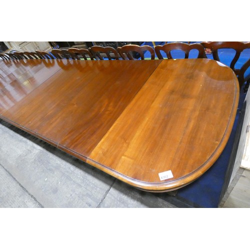 4362 - A large Edwardian mahogany pull-out extending dining table with 
