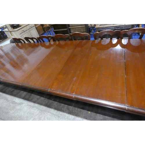 4362 - A large Edwardian mahogany pull-out extending dining table with 