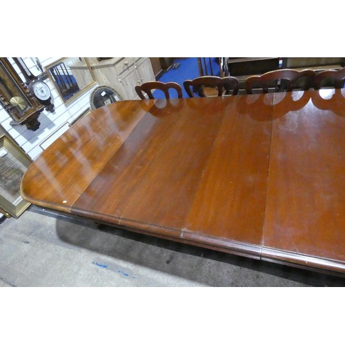 4362 - A large Edwardian mahogany pull-out extending dining table with 