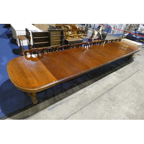 4362 - A large Edwardian mahogany pull-out extending dining table with 