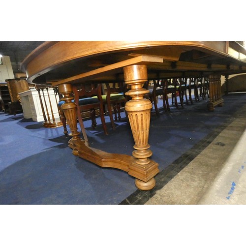 4362 - A large Edwardian mahogany pull-out extending dining table with 