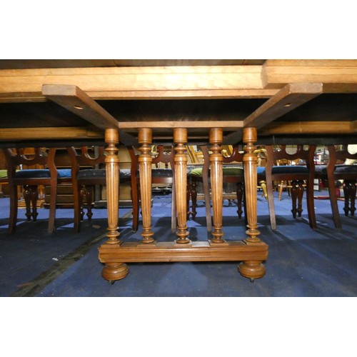 4362 - A large Edwardian mahogany pull-out extending dining table with 