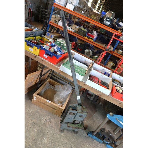 1 x Edwards bench mounted hand operated corner notcher