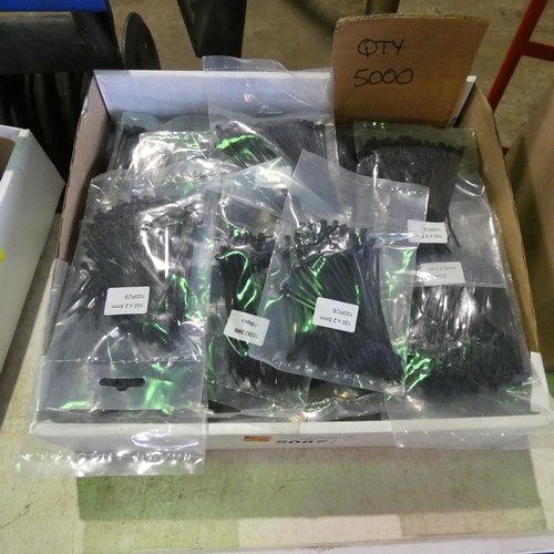 5087 - 1 box containing a quantity of small cable ties (approx 5000)