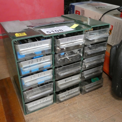 5108 - 1 x small green plastic multidrawer cabinet containing a quantity of various taps and dies