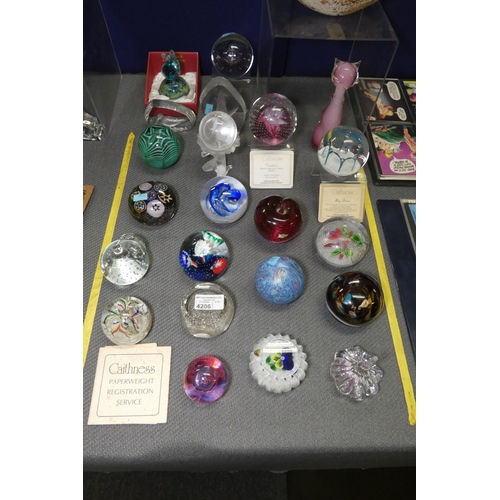 4206 - A collection of 22 Cathness and other decorative paperweights