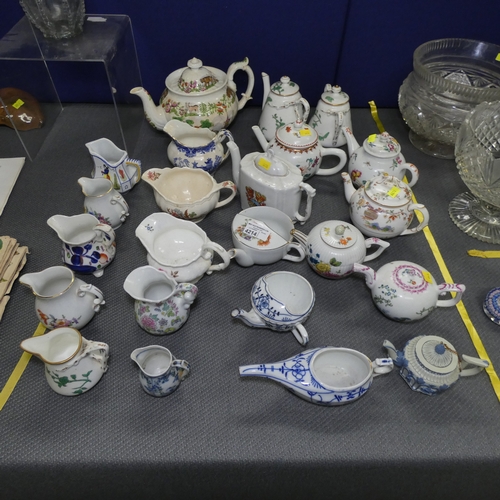 4214 - A collection of miscellaneous decorative small teapots and jugs etc