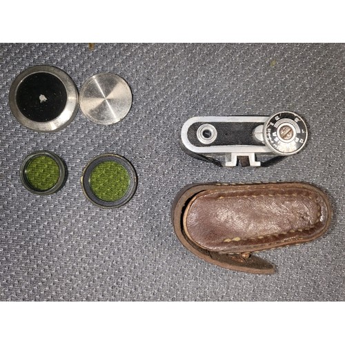 4041A - A Vintage Siemans 16mm Clockwork magazine Cine camera, with it original leather box and various acce... 