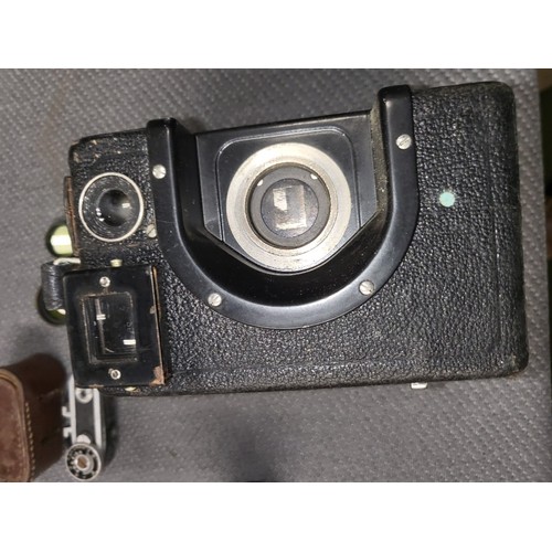 4041A - A Vintage Siemans 16mm Clockwork magazine Cine camera, with it original leather box and various acce... 