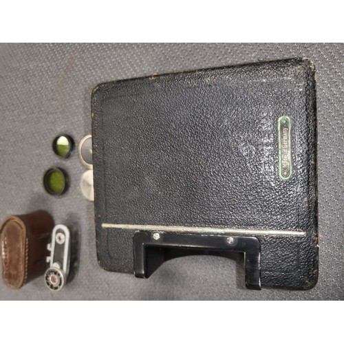 4041A - A Vintage Siemans 16mm Clockwork magazine Cine camera, with it original leather box and various acce... 