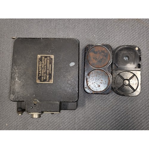 4041A - A Vintage Siemans 16mm Clockwork magazine Cine camera, with it original leather box and various acce... 