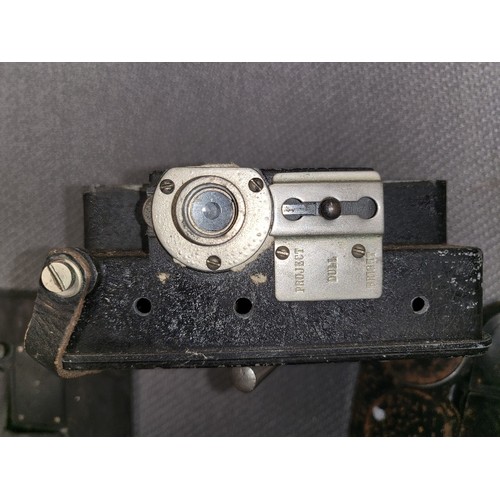 4041A - A Vintage Siemans 16mm Clockwork magazine Cine camera, with it original leather box and various acce... 