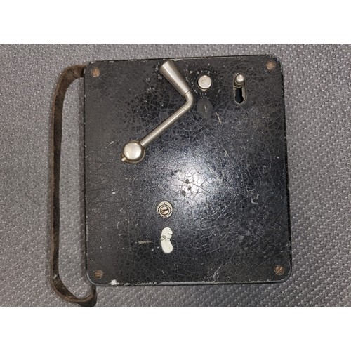 4041A - A Vintage Siemans 16mm Clockwork magazine Cine camera, with it original leather box and various acce... 