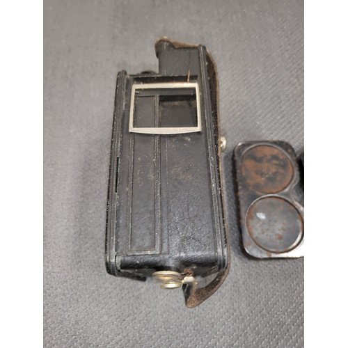 4041A - A Vintage Siemans 16mm Clockwork magazine Cine camera, with it original leather box and various acce... 