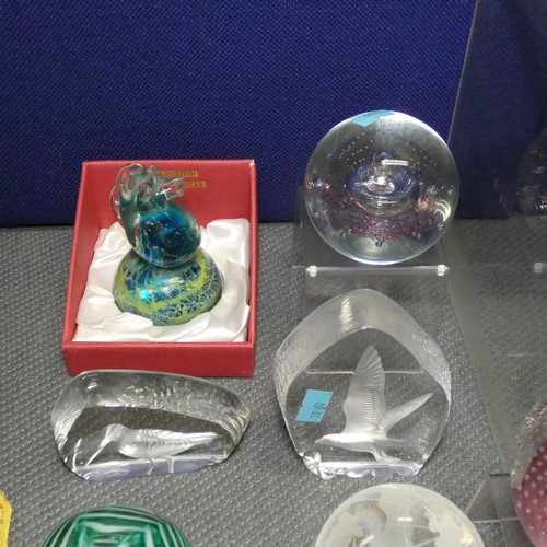 4206 - A collection of 22 Cathness and other decorative paperweights