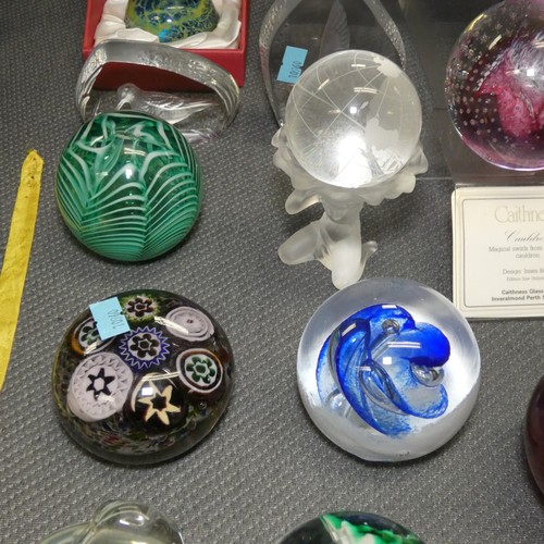 4206 - A collection of 22 Cathness and other decorative paperweights