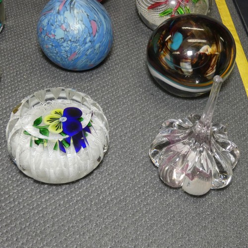 4206 - A collection of 22 Cathness and other decorative paperweights