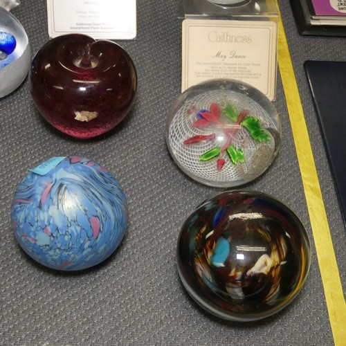 4206 - A collection of 22 Cathness and other decorative paperweights