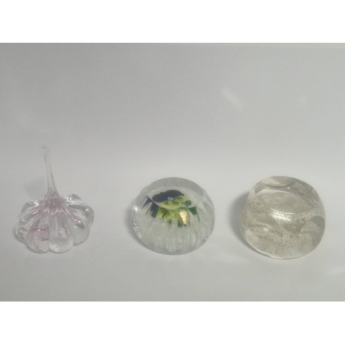 4206 - A collection of 22 Cathness and other decorative paperweights