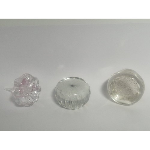 4206 - A collection of 22 Cathness and other decorative paperweights
