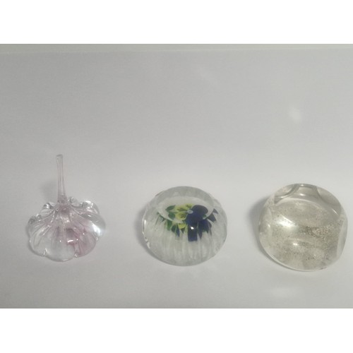 4206 - A collection of 22 Cathness and other decorative paperweights
