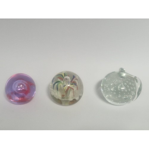 4206 - A collection of 22 Cathness and other decorative paperweights