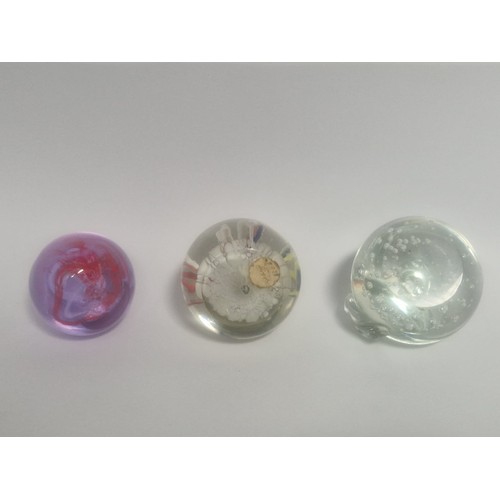 4206 - A collection of 22 Cathness and other decorative paperweights